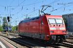 101 021-4 hat am 27.5.2017 den EC175 von Berlin Hauptbahnhof (tief) nach Praha hl.n.