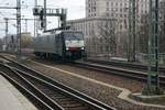 Solo unterwegs durch den Dresdener Hauptbahnhof ist am 20.01.2018 MRCE 189 806.