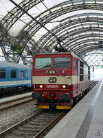 Die Elektrolokomotive 371 003-5 der CD im April 2014 im Dresdner Hauptbahnhof.