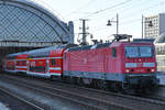 Die Elektrolokomotive 143 885 Anfang April 2018 auf dem Hauptbahnhof in Dresden.