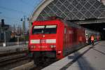 Br 101 001-6 verlsst den D61459, den sie von Leipzig bis nach Dresden Hauptbahnhof gebracht hatte, um 371 002-7 Platz zu machen.