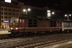 Auf Gleis 2 in Dresden Hbf wartet 180 016-8 mit EN 477 von Berlin nach Budapest auf die Abfahrt.