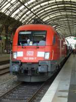 Ein Taurus Br 182 006-7 stand als S1 am Dresdner Hauptbahnhof und wartete auf die Abfahrt.