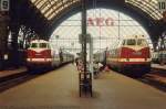 2 dicke Babelsbergerinnen standen an einem warmen Augusttag 1991 im Dresdner Hbf rum.