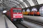 101 015-6 steht am 15.02.2014 mit dem IC 2440 nach Köln Hbf in Dresden Hbf, im Hintergrund steht BBL 05 (214 021-8) von der BBL-Logistik GmbH mit einem Bauzug und wartet auf die Weiterfahrt.