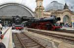 35 1097-1 mit einem Sonderzug aus Nossen (links) und 03 2155-4 mit DPN 20850 aus Berlin Schöneweide (rechts) stehen am 18.4.2015 in Dresden Hbf.