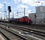 294 748 mit einen gemischten Güterzug am Haken fährt am 29.04.2016 durch den Dresdener Hauptbahnhof.