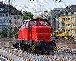 Am 16.9.16 staunte ich nicht schlecht als 3607 103-9 durch den Düsseldorfer Hbf fuhr. Sie wurde von WLH  Westfälische Lokomotiv-Fabrik Karl Reuschling GmbH & Co. KG, Hattingen angemietet und ist als Rangierlok im Abstellbahnhof Düsseldorf Oberbilk eingesetzt. Nur selten trifft man sie außerhalb des Abstellbahnhofes an.
Hier fuhr sie vermitlich nach essen um dort eine an diesem Tag gebrannte S-Bahn bei Essen-Süd abzuschleppen.

Düsseldorf 16.09.2016