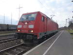  Lz Lok 185 275-5 steht am Bahnsteig des HPs Duisburg-Bissingheim vor einem roten Signal.