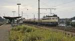 Anfang der 1990er Jahre durchfährt 140 365-8 den Bahnhof Duisburg-Meiderich, am Bahnsteig steht ein Akkutriebwagen der Baureihe 515