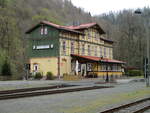 Leider ist auch der Bahnhof Eisfelder Talmühle vom Leerstand betroffen.Aufgenommen am 28.April 2023.