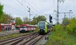 ET 5.07 der Nordbahn fährt am 16.04.2024 mit einer RB in Richtung Itzehoe aus Elmshorn aus, rechts wartet der AKN-VTA 66 auf Fahrgäste nach Ulzburg Süd.