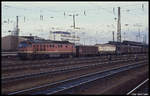 132353 fährt hier am 21.11.1990 mit einem Güterzug in Richtung Westen durch den HBF Erfurt.