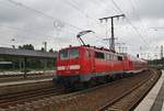 111 084 und 111 105 (Zugspitze) fahren am 2.7.2017 mit dem RE1 (RE10121)  Nordrhein-Westfalen-Express  von Aachen Hauptbahnhof nach Hamm(Westf) aus dem Essener Hauptbahnhof aus.