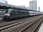 MRCE dispolok 182 574-4 (ES 64 U2 074) steht mit einem InterCity abfahrbereit im Hauptbahnhof von Essen.