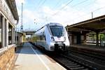 1442 672 (Bombardier Talent 2) von DB Regio Südost als RB 37859 (RB81) nach Bitterfeld fährt in den Bahnhof Falkenberg(Elster) zum Einsteigen ein.