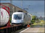 ES 64 U2-102 der HUPAC vor einem Flssigcontainerzug in Richtung Lu.