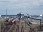 Blick am 31.März 2016 von der Straßenbrücke auf die Gleise vom Fährhafen Mukran.Statt Güterwagen stehen mehrere Dostos und RE-Wagen,auch zuerkennen drei 420er,von der