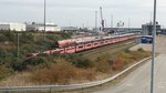 Abgestellte DoSto's, sowie BR 155 und BR 151 in Mukran auf dem Gelände vor dem Fährhafen.