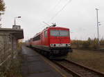 Der MEG  Container  703 zusammen mit der HSL 185 599,am 04.November 2016,in Mukran Mitte.