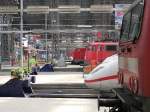 Kleine  Fahrzeugparade  im Hauptbahnhof von Frankfurt am Main.