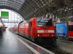 Ein Nachschuss von der 146 241-5 DB steht im Frankfurter-am-Main-Hbf mit einem RE 4609 von Frankfurt-am Main-Hbf nach Würzburg-Hbf am Kalten Morgen vom 20.2.2015.