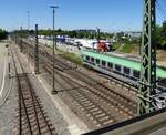 Freiburg, Blick auf die Verladestation für LKW am Güterbahnhof, mit ralpin-Personenwagen, Juni 2017