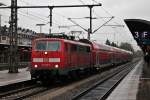 Am Mittag des 10.11.2013 stand bei strmenden Regen 111 062-6  Neuenburg (Baden)  auerplanmig mit RE 5341 (Offenburg - Basel SBB) auf Gleis 4 des Freiburger Hbf und wartet auf die Abfahrt gen