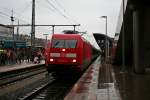 101 021-4 mit dem EC 9 von Hamburg nach Chur am Nachmittag des 10.11.13 bei der Einfahrt in Freiburg (Breisgau) Hbf.