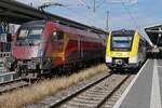 Spiegelung in der Seitenfläche des Taurus - 1116 247 mit dem RJ 890, Bregenz - Frankfurt (M), und 622 963 als RB 31 / 17784, Friedrichshafen - Radolfzell, am 18.06.2023 im Bahnhof von