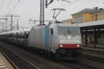 Hier fhrt 185 686 mit ihrem Zug voller Neuwagen am 17.10.13 durch Fulda.