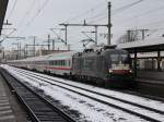 Am 07.12.2103 bespannte 182 573 (ES 64 U2-073) den IC 2083. Hier beim Halt in Fulda.