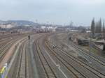 Aufnahme allerdings nur mit Handy von der Bahnhofsbrücke über die verbliebenen Gleisanlagen in Richtung Gera Hbf, Gera Süd und Weida 21.03.2015