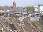 Blick von der Brcke der Klinikstrae nach Nordosten auf Gieen Hbf am 25.9.13: Rechts bzw.stlich vom Bahnhofsturm fahren die Zge nach Fulda und Gelnhausen ab.
