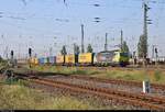 Ein farblich sehr schön abgestimmter KLV-Zug mit 193 554-3 (Siemens Vectron)  TXLEITWOLF  der Alpha Trains Luxembourg S.à r.l., vermietet an die TX Logistik AG, durchfährt den Bahnhof