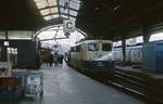 Vor einem D-Zug nach Heidelberg wartet 110 153-4 um 1988 im Hagener Hauptbahnhof auf die Abfahrt