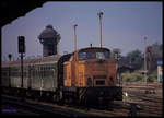 106500 rangiert eine Personenwagen Garnitur am 19.5.1991 im Bahnhof Halberstadt.