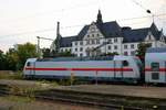 Historie trifft auf Moderne: 146 560-8 DB als verspäteter IC 2049 (Linie 55) von Dortmund Hbf nach Dresden Hbf verlässt Halle(Saale)Hbf auf Gleis 1 - dahinter thront das einst bedeutende