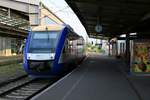 648 874 (Alstom Coradia LINT) von Transdev Sachsen-Anhalt (HarzElbeExpress) als HEX80562 (HEX 47) nach Bernburg steht in seinem Startbahnhof Halle(Saale)Hbf auf Gleis 1a bereit.