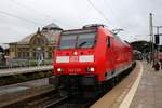 146 028 der Elbe-Saale-Bahn (DB Regio Südost) als verspäteter RE 16328 (RE30) von Naumburg(Saale)Hbf nach Magdeburg Hbf verlässt Halle(Saale)Hbf auf Gleis 4.