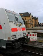 Blick von der Front der 146 558-2 DB auf das Dienstgebäude in Halle(Saale)Hbf. Die Lok fuhr als IC 2046 (Linie 55) von Dresden Hbf nach Köln Hbf, bedingt durch Sturmschäden von  Xavier  nur bis Magdeburg Hbf. [7.10.2017 | 9:10 Uhr]