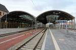 Die neue Ostseite in Halle(Saale)Hbf mit Blick auf die Bahnsteige 8/9 und 10/11 in nördlicher Richtung.