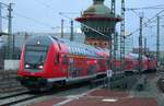 DABpbzfa mit Schublok 112 166 der Elbe-Saale-Bahn (DB Regio Südost) als verspäteter RE 16325 (RE30) von Calbe(Saale) Ost nach Naumburg(Saale)Hbf erreicht Halle(Saale)Hbf auf Gleis 8.