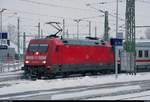 Beinahe unerwartet verlässt 101 141-0 mit 101 037-0 als leere IC-Garnitur Halle(Saale)Hbf auf Gleis 12 Richtung Norden nach einem mehrstündigen Aufenthalt.