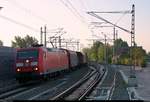 Gemischter Gz mit 185 063-5 DB passiert Halle(Saale)Hbf neben dem Interimsbahnsteig 13a in nördlicher Richtung in morgendlichem Licht.