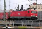 Autotransportzug mit 143 204-6 (Lok 602) der Mitteldeutschen Eisenbahn GmbH (MEG) passiert Halle(Saale)Hbf am Interimsbahnsteig 13a in südlicher Richtung.