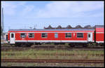 Aus einem ehemaligen DR Wagen wurde ein DB Fahrrad Transportwagen in moderner roter Lackierung mit der Bezeichnung 509004-53226-3 Bbd; gesehen am 9.8.1998 im HBF Halle an der Saale.