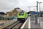 182 515-7 (Siemens ES64U2-015) beschleunigt aus dem verregneten Halle(Saale)Hbf auf Gleis 7.