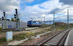 151 085-8 huscht als Tfzf an Halle(Saale)Hbf in südlicher Richtung vorbei.
Nachschuss vom Bahnsteig 12/13.

🧰 ENON Gesellschaft mbH & Co. KG, eingesetzt bei der Eisenbahngesellschaft Potsdam mbH (EGP)
🕓 16.11.2023 | 12:28 Uhr