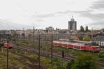 Blick von der neuen Berliner Brücke zum Stadtzentrum von Halle/Saale. Das langgestreckte Gebäude hinten ist die ehemalige VES-M (Versuchs- und Entwicklungsstelle Maschinenwirtschaft) Halle. Hier ist (oder war) auch die berühmte Schnellfahr-Dampflok 18 201 beheimatet! (Aufnahme vom 05.10.2011)